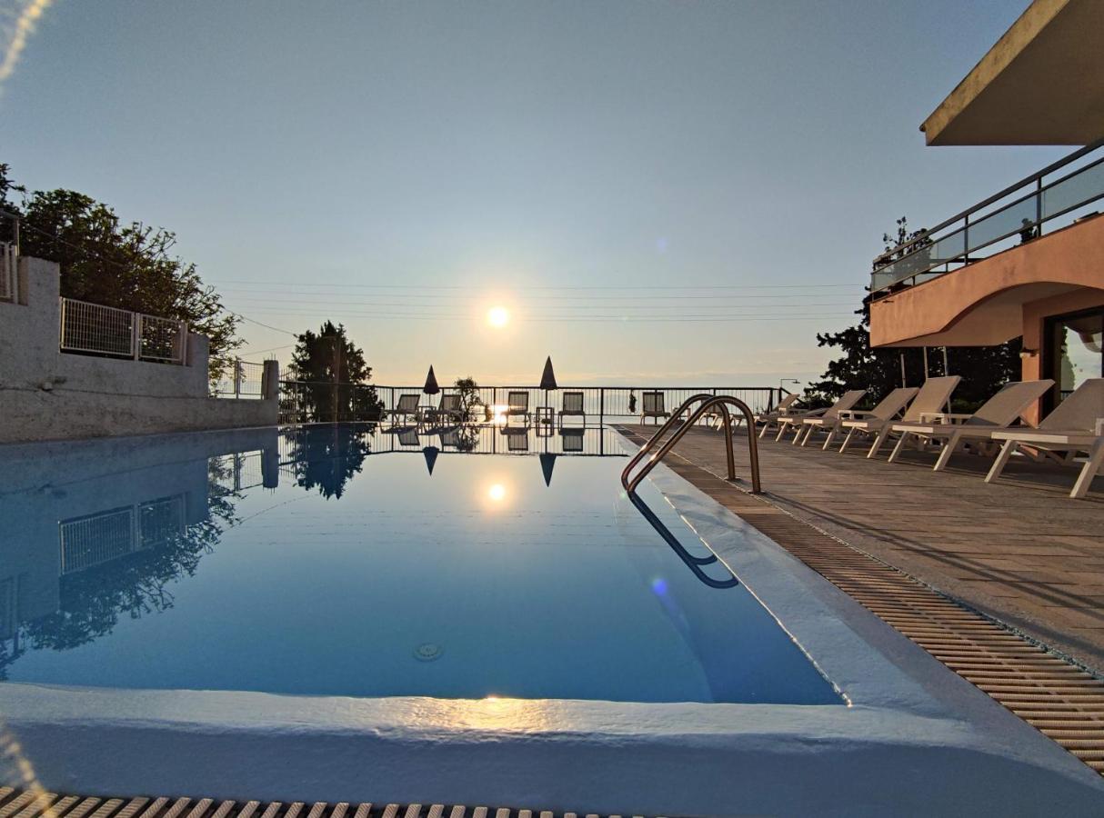 Siora Leni Hotel Бенитсес Экстерьер фото